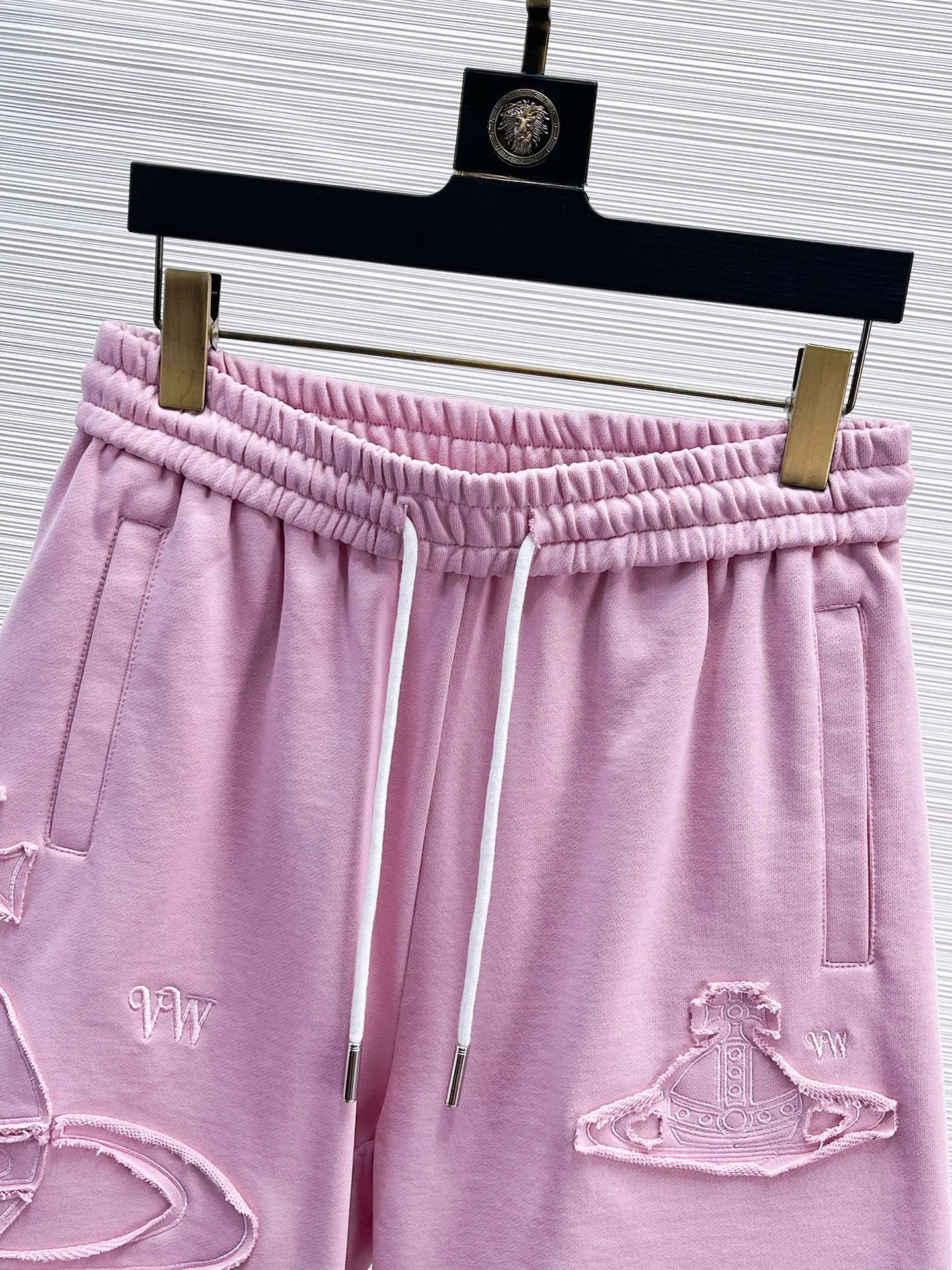 The Queen Mother's three-standard complete 2026 summer New Arrival men's casual shorts, advanced custom-made fabric Breathable fabric, Breathable elasticity and comfort, impeccable details, top-grade accessories, original logo design concept, delicate and soft feel! The upper body fit is awesome! Size: M-XXXL Please state your height and weight when ordering